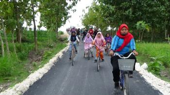 Masyarakat Sasaran TMMD Bojonegoro Gembira Menikmati Hasil Pengaspalan Jalan